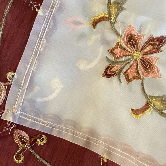 NWOT Square Shape Embroidered Table Topper with Matching Tissue Box Cover - Picture 6 of 9